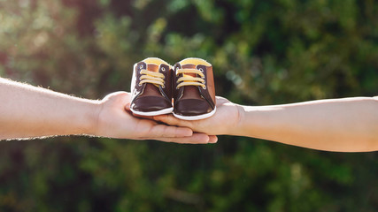 baby schuhe auf der hand der eltern