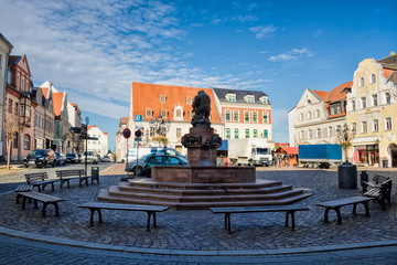 Fototapete - Wurzen, Altstadt mit Ringelnatzbrunnen