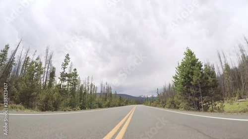Papier Peint - Driving on paved road in Rocky Mountain National Park.