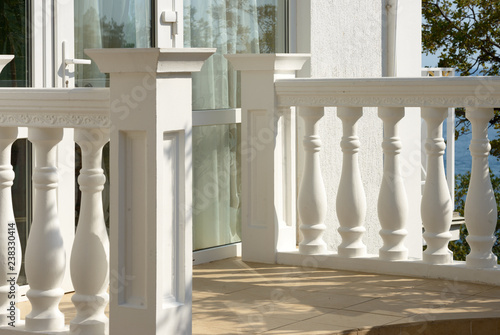 Fotografía White concrete balustrade of small entrance porch.