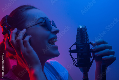 Fotografía Young beautiful girl writes vocals, show business, DJ, get-together, pop music