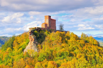 Sticker - Trifels Burg im Herbst im Pfälzer Wald - castle Trifels in Palatinate Forest