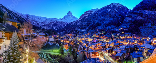 Foto  Beautiful view of Zermatt Village in twilight time with Matterhorn peak background, Switzerland