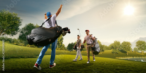 Dekoracja na wymiar  trzech-meskich-graczy-w-golfa-na-profesjonalnym-polu-golfowym-usmiechnieci-golfisci-spacerujacy-z-kijami-golfowymi