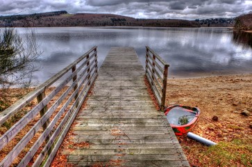 Wall Mural - Ponton au bord d'un lac.