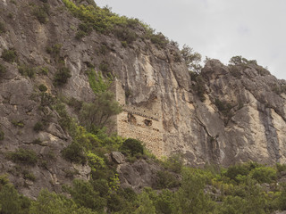 Vue sur les ruines du château dominant le village de Saint-Guilhem-le-Désert dans l'hérault