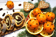  Boże Narodzenie, świąteczne przysmaki, makowiec, mandarynki i plasterki pomarańczy ozdobione goździkami, gałązki świerku