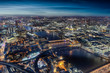 Luftaufnahme der Skyline von London entlang der Themse mit den berühmten Brücken und Attraktionen am Abend