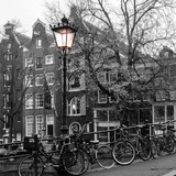 Fototapeta Przestrzenne - Fahrräder auf Brücke mit Häuser in schwarzweiss