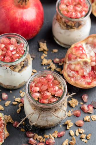 Fotografía Yogurt pots with cereals and pomegranate
