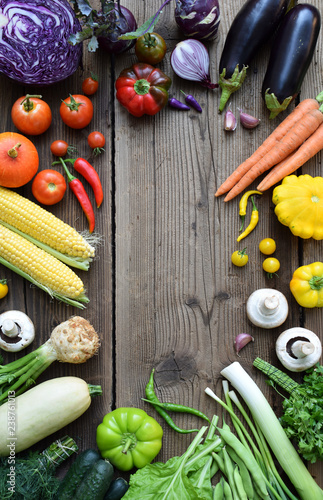 Photo White, yellow, green, orange, red, purple fruits and vegetables on wooden background