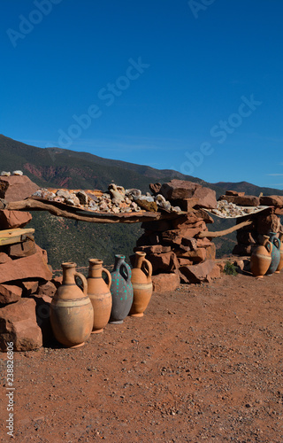 Fotografía The sale of stones and pitchers. Atlas. Morocco
