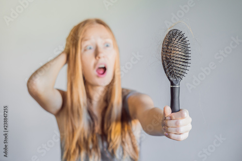 Fotografía Hair loss in women concept. A lot of lost hair on the comb