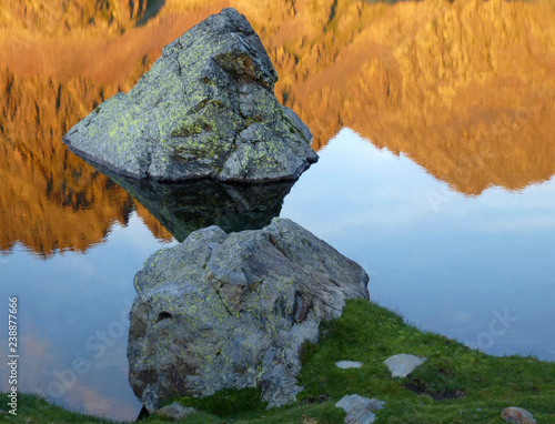 Fotografie, Obraz Imagen natural de piedra y reflejo sobre un lago.