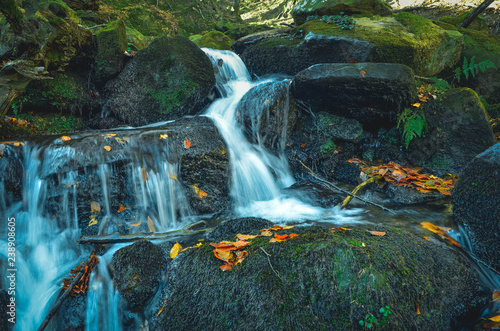 Fotografía Beautiful waterfall in the forest inside the Gorbea natural park, Belaustegi