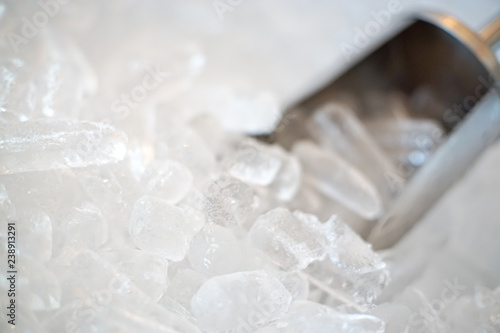 Fotografía Close up of Stainless steel bar ice scoop in Ice bucket.