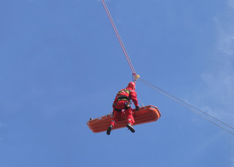 Feuerwehrmann mit Rettungswanne