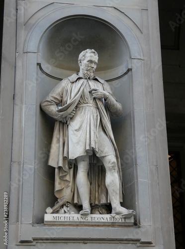 Fotografía Estatua de Michelangelo Buonarroti, Miguel Ángel, en el Piazzale degli Uffizi, Florencia