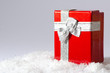 Geschenk zu Weihnachten in Schnee Hintergrund weiß isoliert