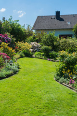 Fototapete - Garten mit Rasenfläche im Hochformat