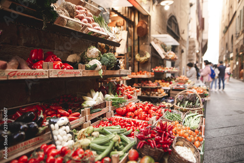 Fotomural Beautiful fresh vegetables are sold in the street market on the narrow streets of the European town