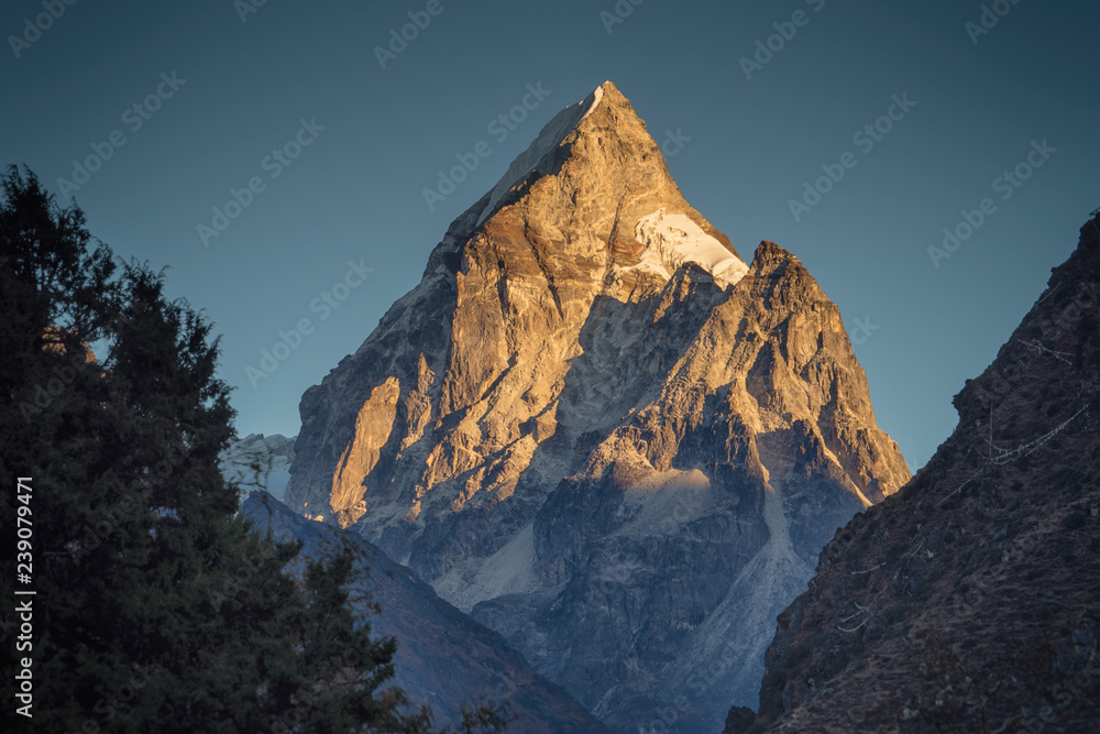 Golden light on an beautiful Himalayan mountain peak. - obrazy, fototapety, plakaty 