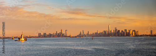 Fotografia  Colorful Sunrise Panorama of Hudson River With New Jersey and Manhattan in the b