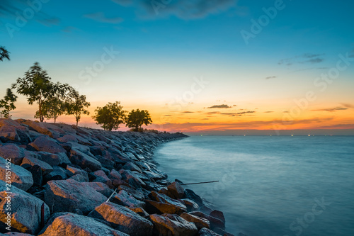 Photographie long exposure, view at dusk of breakwater