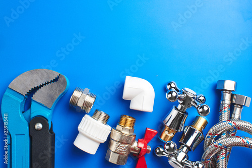 Fotografía plumbing tools and equipment on blue background with copy space