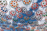 Fototapeta Na sufit - Kolorowe parasolki na tle nieba