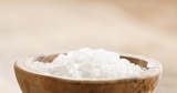 Fototapeta Uliczki - Closeup   of coarse sea salt in wooden bowl on table