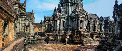 Cuadros en Lienzo Panoramic view of the temple buildings of Angkor Wat Cambodia