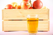 яблочный сок наливают в стакан рядом лежат яблоки 