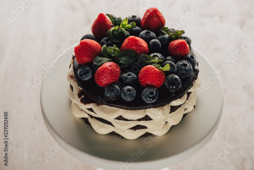 Zdjęcie XXL wysoki kąt widzenia domowej roboty ciasto whoopie ciasto z świeże jagody i truskawki