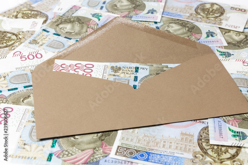  Obrazy Pieniądze   banknoty-500-pln-w-brazowej-kopercie-na-tle-z-banknotow