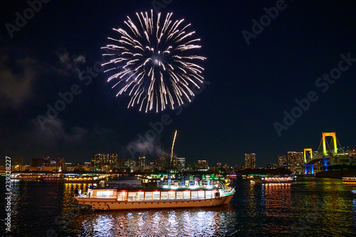 花火と屋形船のイメージ Adobe Stock でこのストック画像を購入して 類似の画像をさらに検索 Adobe Stock