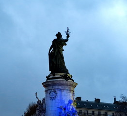 Wall Mural - Statue de la République; place de la république le soir; Paris