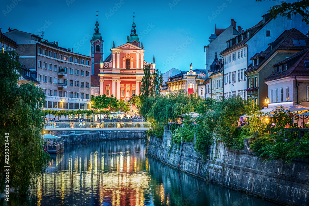 Obraz na płótnie Evening view of the bridge and Ljubljanica river in the city center. Ljubljana, capital of Slovenia. w salonie