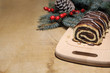 Makowiec świąteczny z bakaliami i w polewie czekoladowej na drewnianej desce, Boże Narodzenie, baner, reklama.