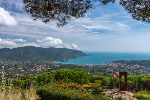 Fotografía Panoramic view of one of the beaches of Elba island and a small town near the beach in the emerald sea lagoon