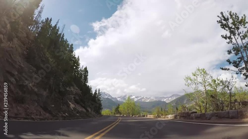 Papier Peint - Driving on paved road in Rocky Mountain National Park.