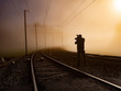 zuggleise mit fotograf im nebel