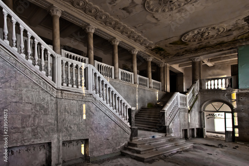 Valokuvatapetti abandoned hall of a rich hotel with columns, the luxury of decline