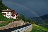 Fototapeta Tęcza - Landschaft mit Regenbogen bei Tiers in Südtirol