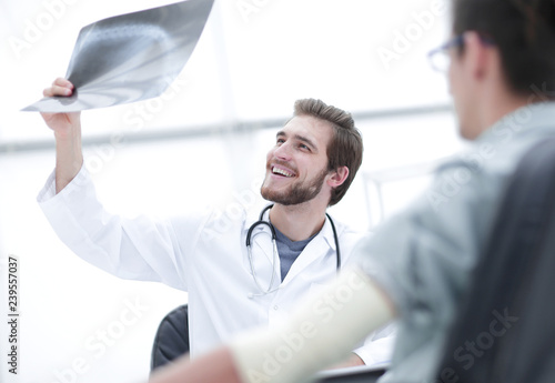 Fotomural orthopedist examining a radiograph of a patient