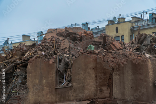 Plakat Wrak i szkielet starego budynku zniszczone, aby zrobić miejsce dla nowoczesnego rozwoju