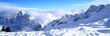 alpen berge mit sky und snowboard urlaubern am rand der schlucht mit toller aussicht auf berge himmel felsen und wolken