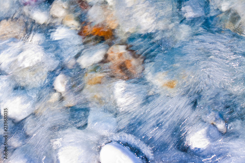 Fotografía Rounded white stones under fresh transparent water