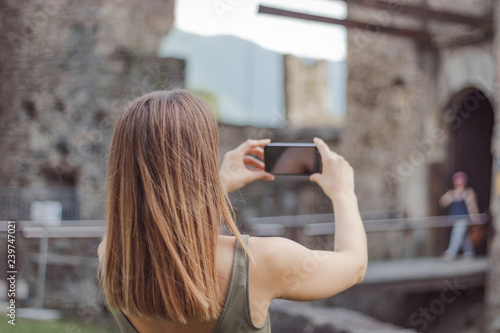 Foto Young woman is taking a picture of a castle