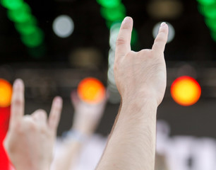 Two fingers on the hand at the concert